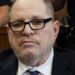 Juez declara nulo el nuevo juicio contra el exproductor de cine Harvey Weinstein