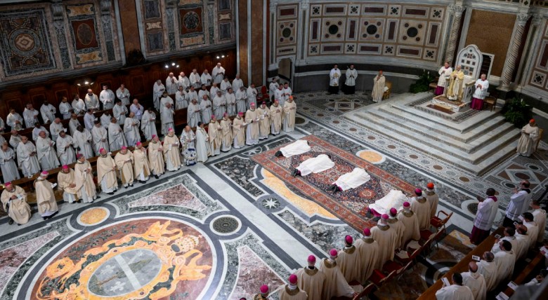 Vista de la misa por la ordenación episcopal de cuatro obispos auxiliares de la diócesis de Roma. El papa León presidió el acto ayer, el mismo día que recibió a los miembros de la Fundación Papal en una audiencia
