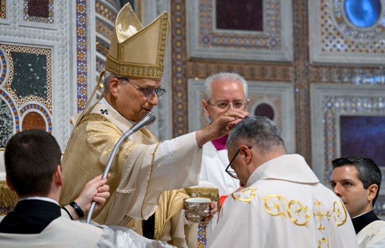 El Papa León XIV bendice a uno de los nuevos obispos auxiliares, ordenados ayer por el pontífice en la Archibasílica de San Juan de Letrán, Roma