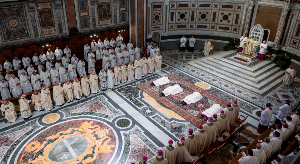 Vista de la misa por la ordenación episcopal de cuatro obispos auxiliares de la diócesis de Roma. El papa León presidió el acto ayer, el mismo día que recibió a los miembros de la Fundación Papal en una audiencia