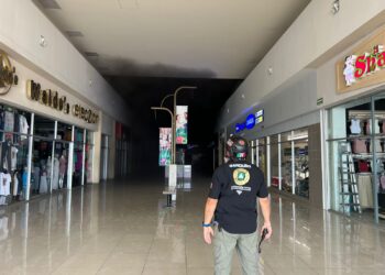 El centro comercial Mi Plaza Héroes suspende actividades tras registrarse un fuerte incendio