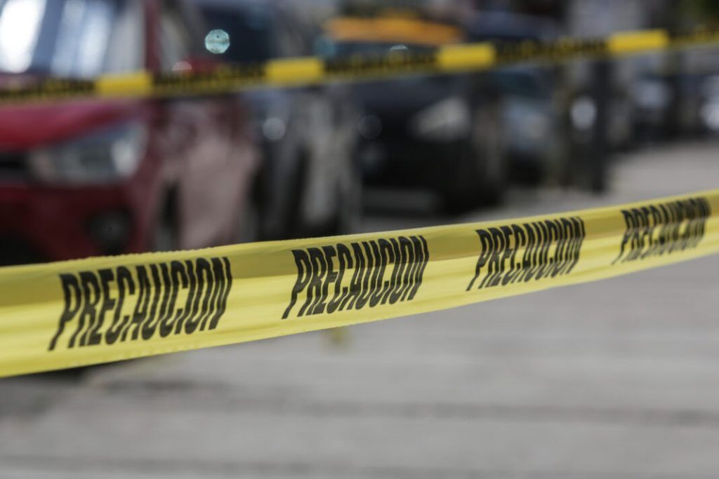 Autoridades investigan un ataque armado contra una vivienda en Ciudad Victoria que dejó dos personas fallecidas y una mujer lesionada.