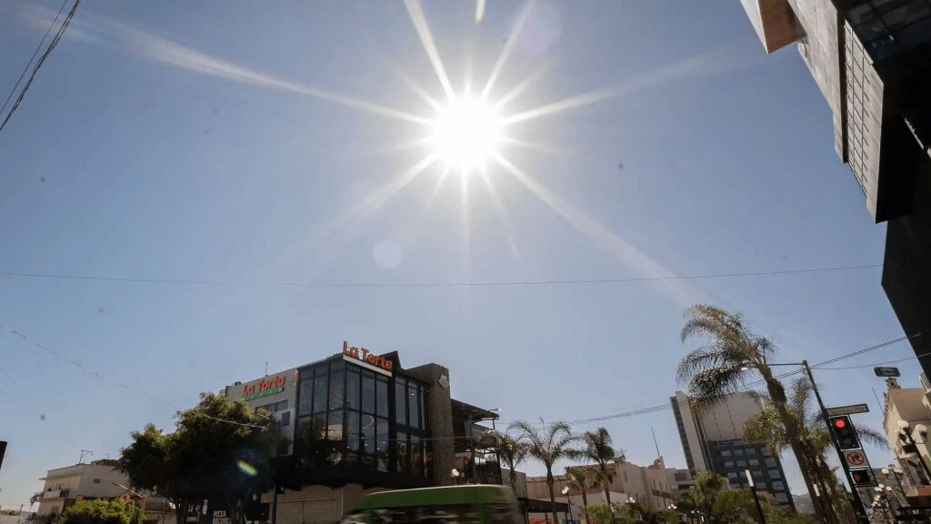 Autoridades de salud confirmaron la primera muerte por golpe de calor en Quintana Roo durante 2026 y reforzaron medidas preventivas.