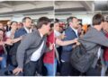 Reciben a hijo de AMLO con protestas y empujones en Chihuahua | Vídeo