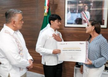 Reconoce Mara Lezama a Emanuel Rodríguez González por obtener primer lugar nacional en Lengua y Comunicación