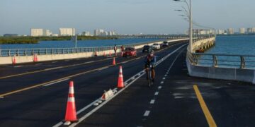 Supervisa Mara Lezama pruebas de la Ruta 27 sobre el puente Nichupté