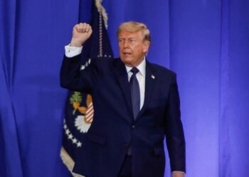 Trump, desafiante tras una mala semana, insiste en sus ideas políticamente impopulares