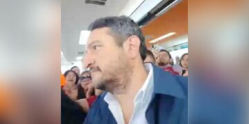 “¡Fuera Morena!”: Fuertes abucheos reciben a Andy López Beltrán al llegar a Chihuahua