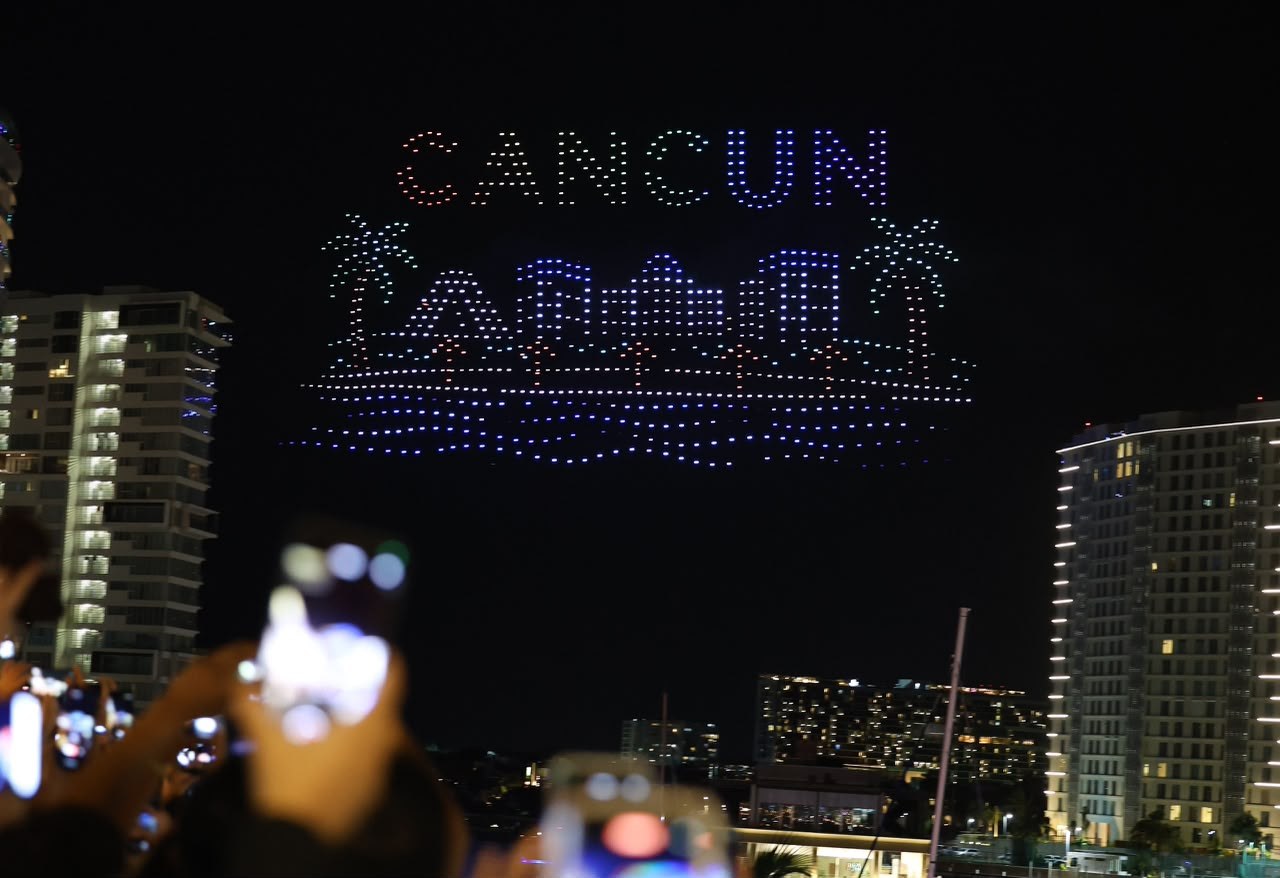 Cancún establece récord con espectáculo de drones