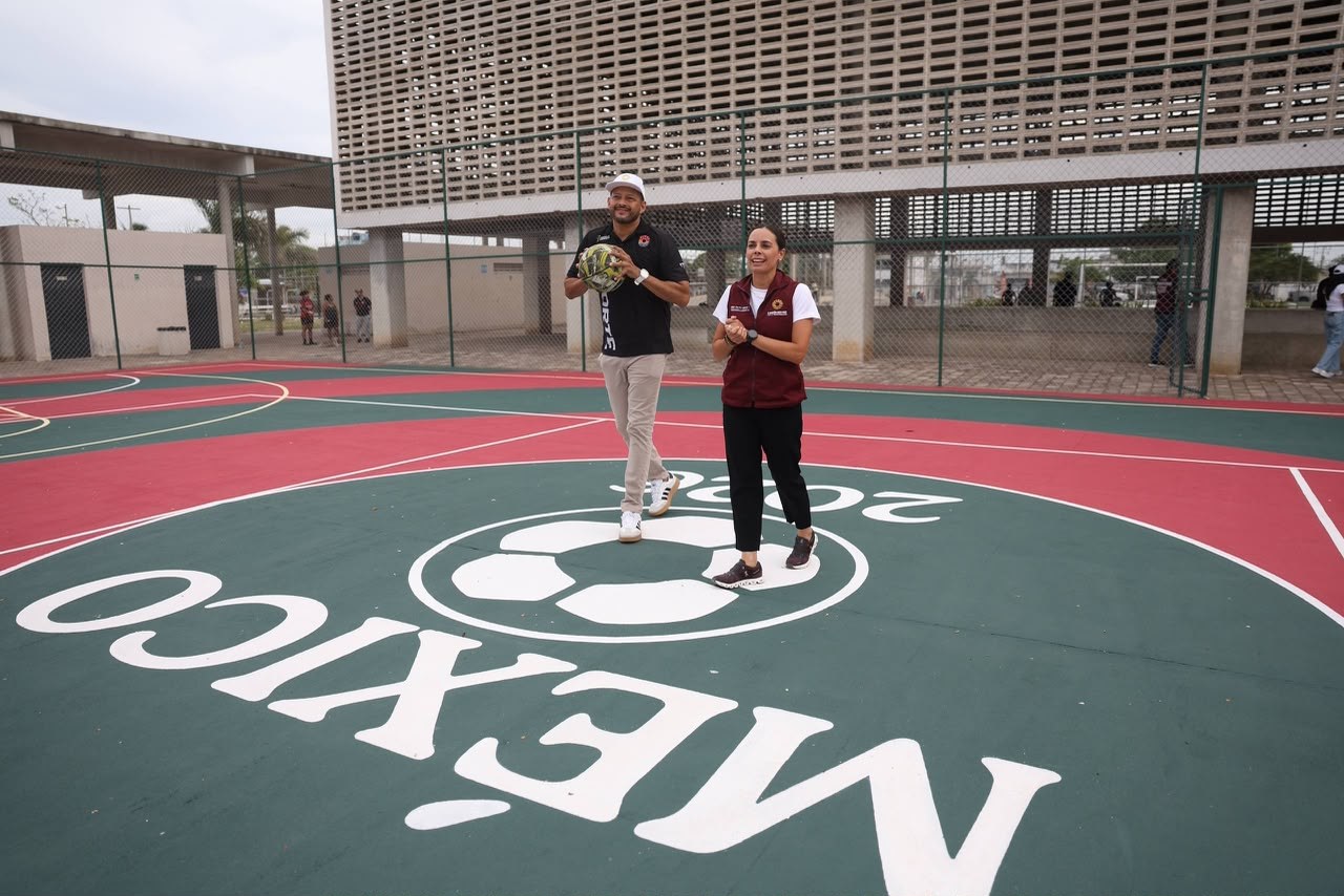 Cancún avanza en renovación de canchas deportivas