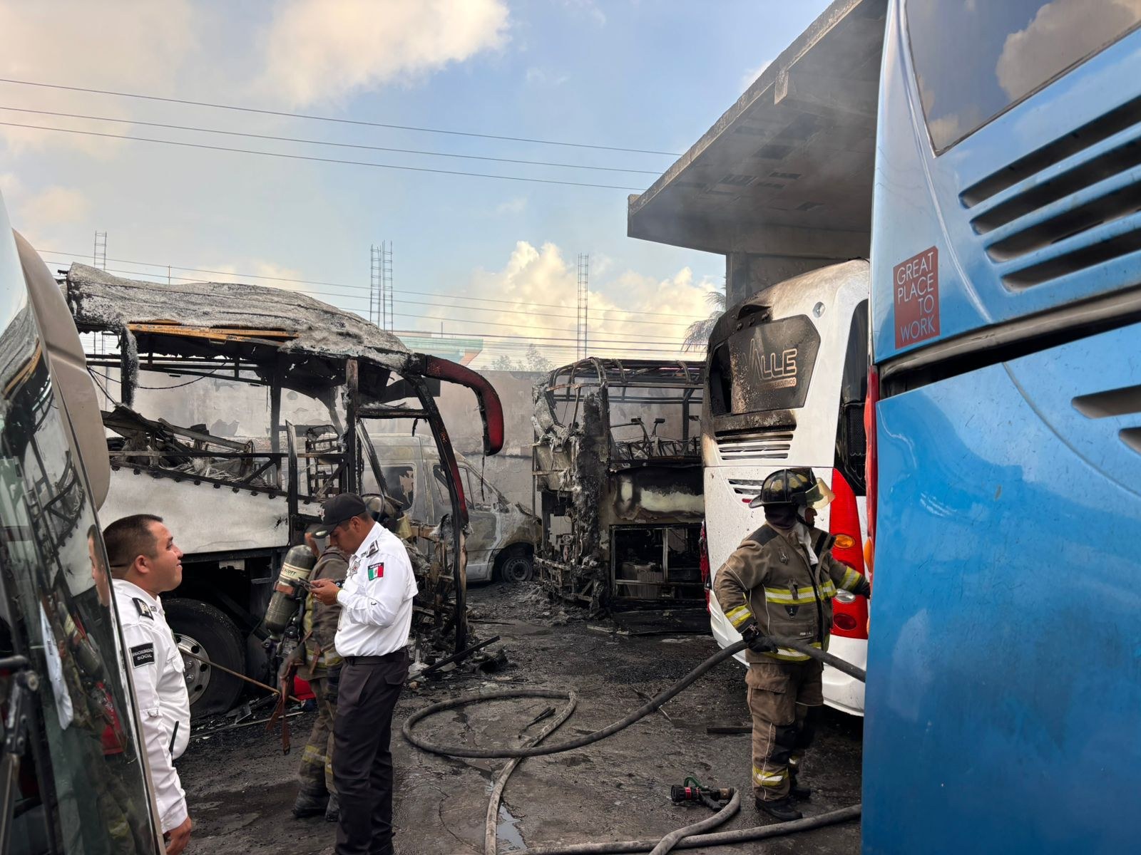 Controlan incendio en encierro de autobuses en Cancún