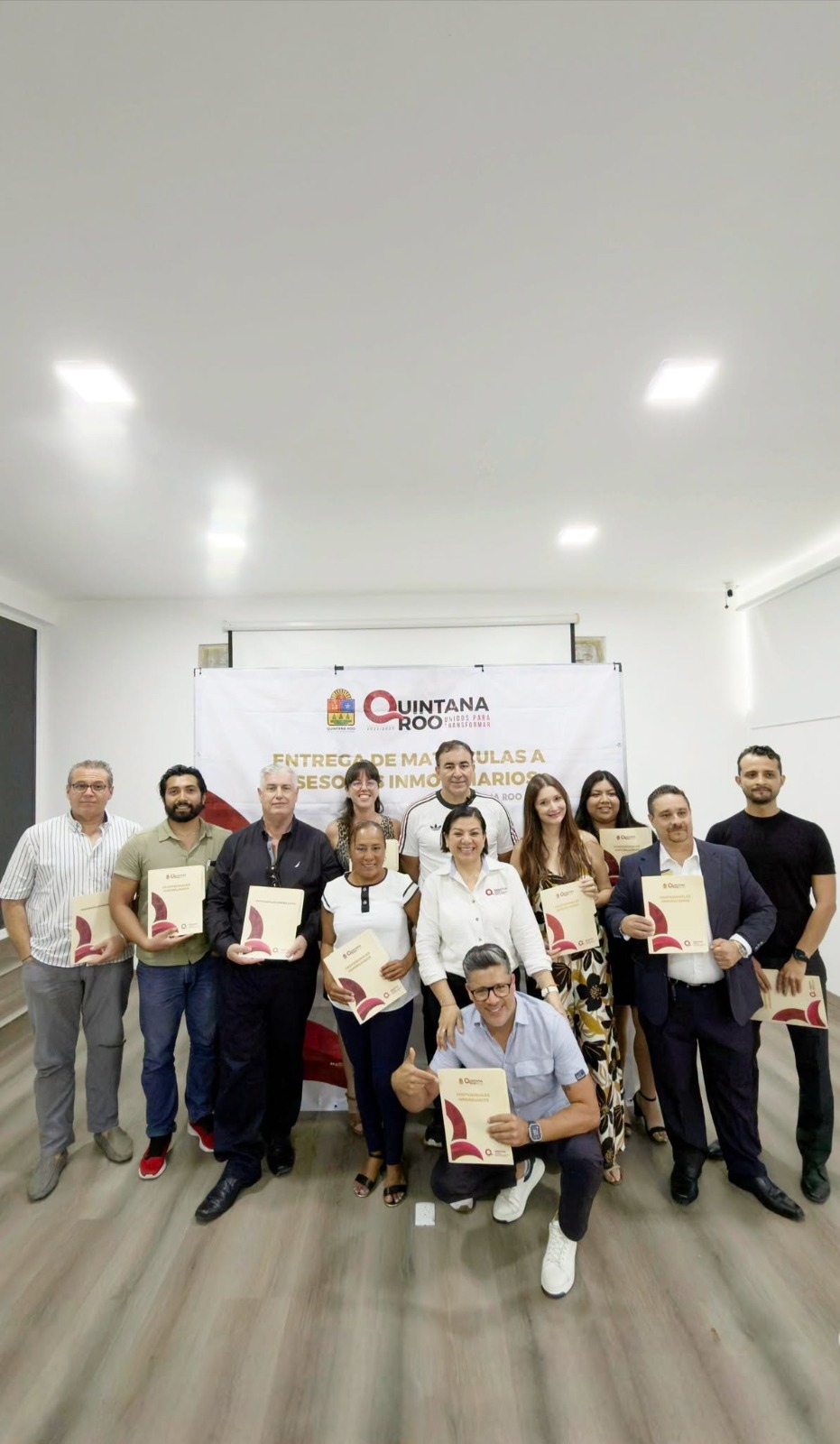 SEDETUS entrega 10 matrículas a inmobiliarios en Cancún