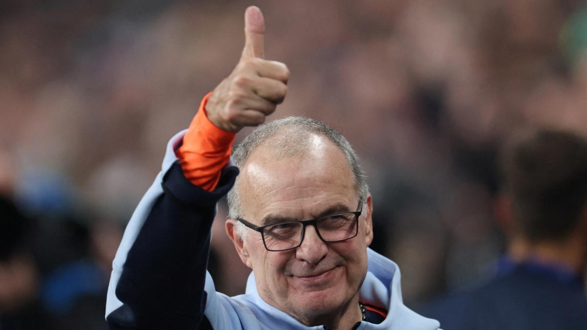Bielsa desafía protocolo en fotos oficiales del Mundial 2026