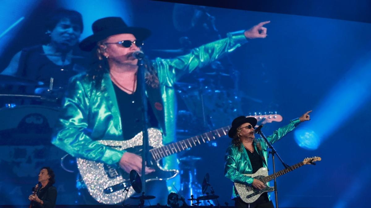 Fher de Maná recibe brasier en concierto en Guadalajara