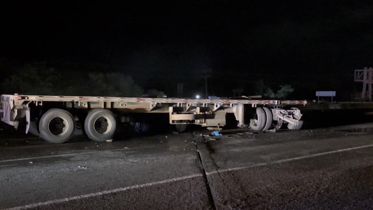 Sobrevive tras caer 15 metros en tráiler incendiado