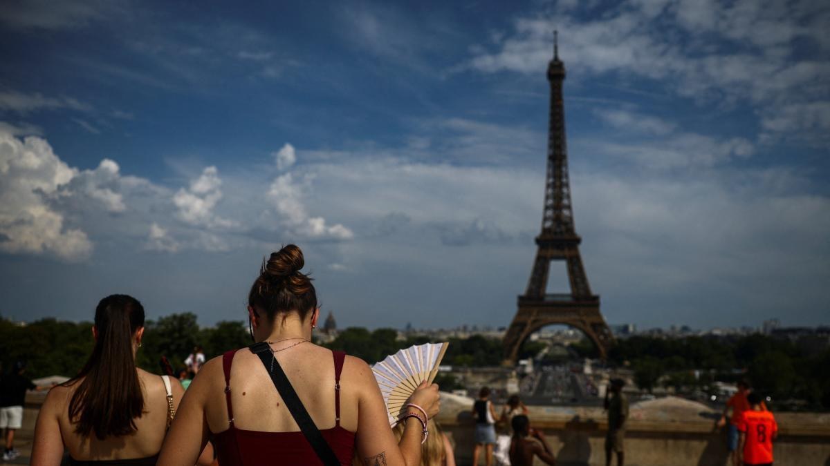 Torre Eiffel cierra temprano por ola de calor histórica