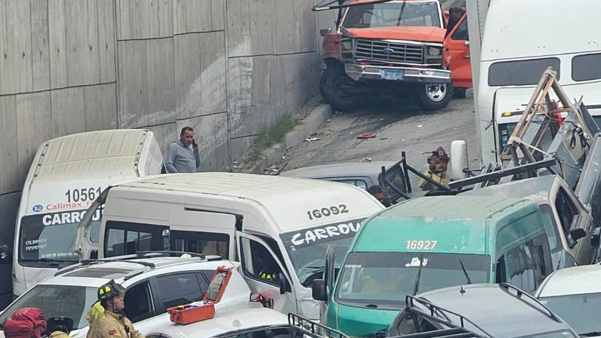 Carambola de 34 vehículos cierra Libramiento en Tijuana