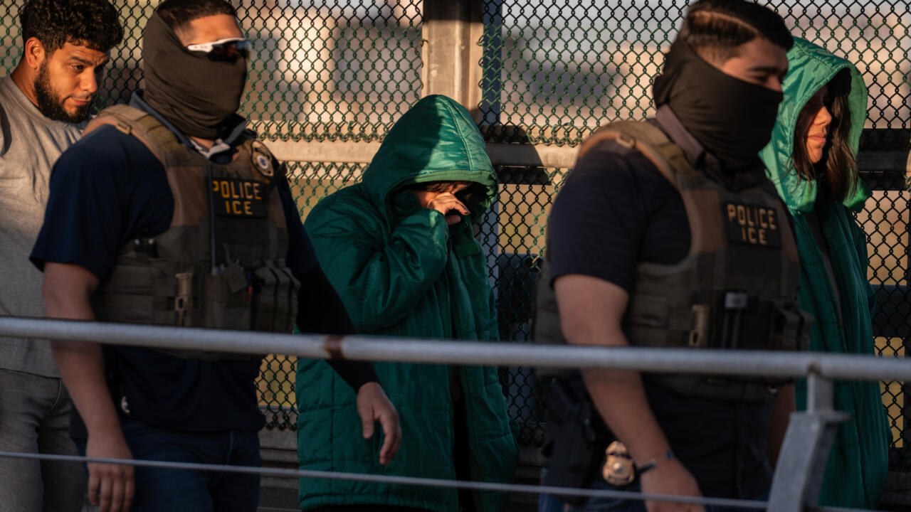 Fallo judicial permite reanudar deportaciones aceleradas en EE. UU.