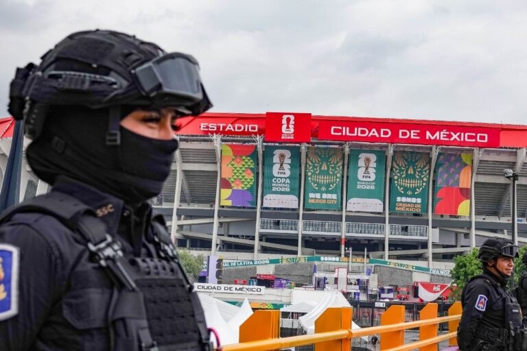CNTE bloquea Calzada de Tlalpan y paraliza Tren Ligero CDMX