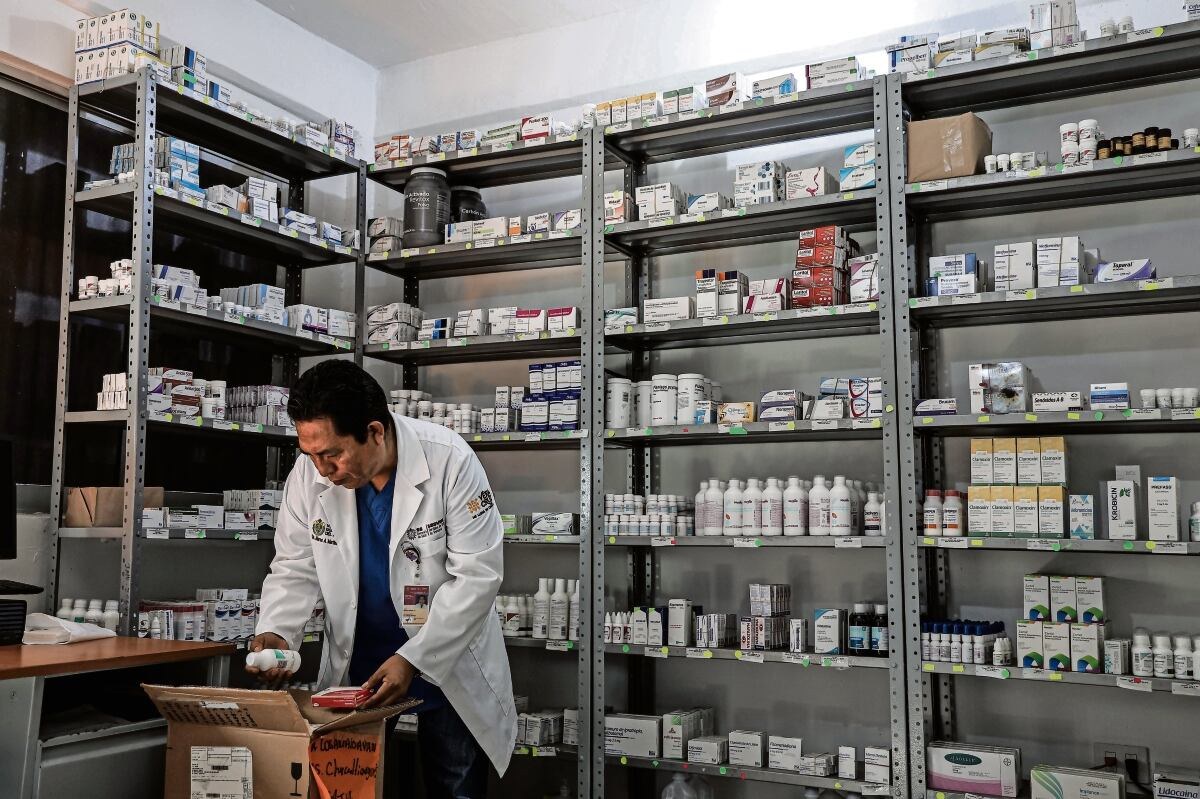 Evalúan surtir recetas en farmacias privadas en México