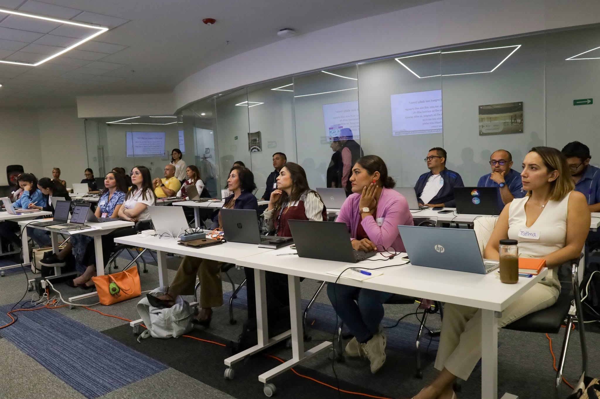 Capacitan a funcionarios en inteligencia artificial en Cancún