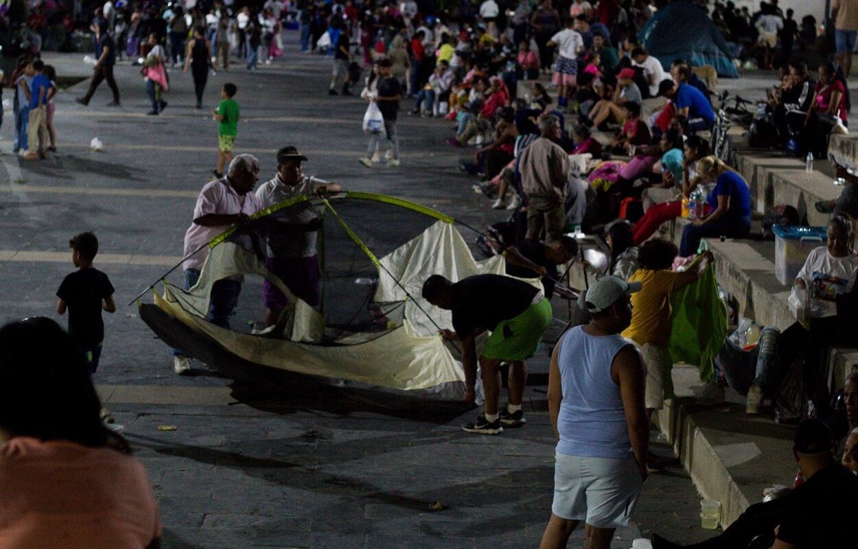 Venezuela enfrenta campamentos tras terremotos mortales