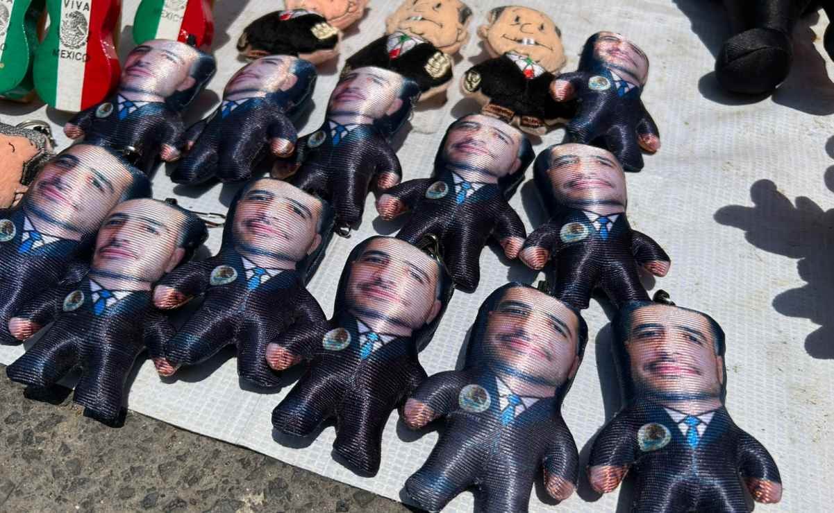 Venta de llaveros y cobijas de Harfuch en pasarela de Morena