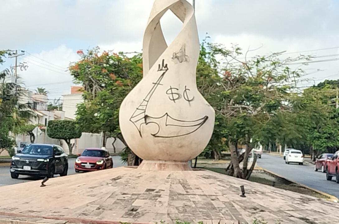 Abandono y grafitis dañan la Gota de la Esperanza