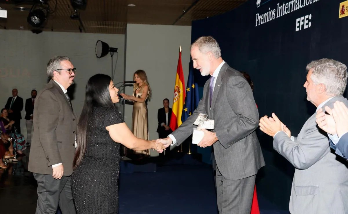 Premian a periodistas de El Universal por reportaje migrante