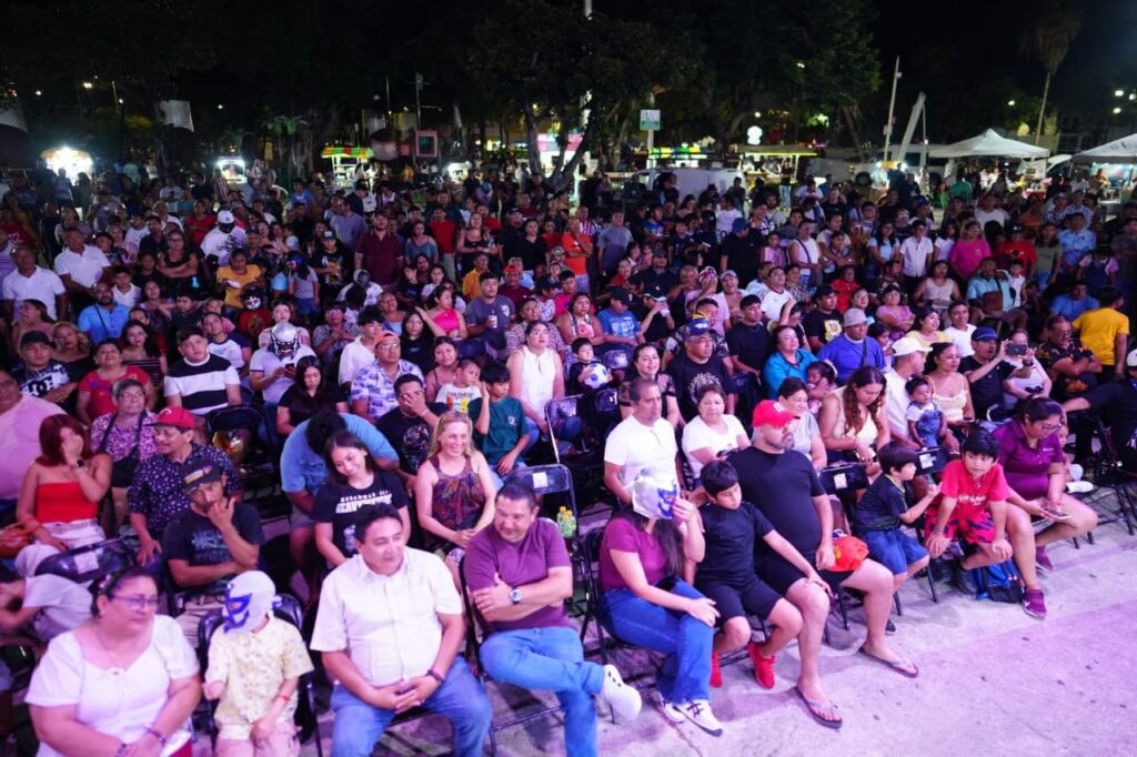 Cozumel celebra Día del Padre con función de lucha libre