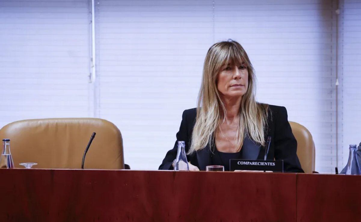 Esposa de Pedro Sánchez entrega pasaporte por orden judicial
