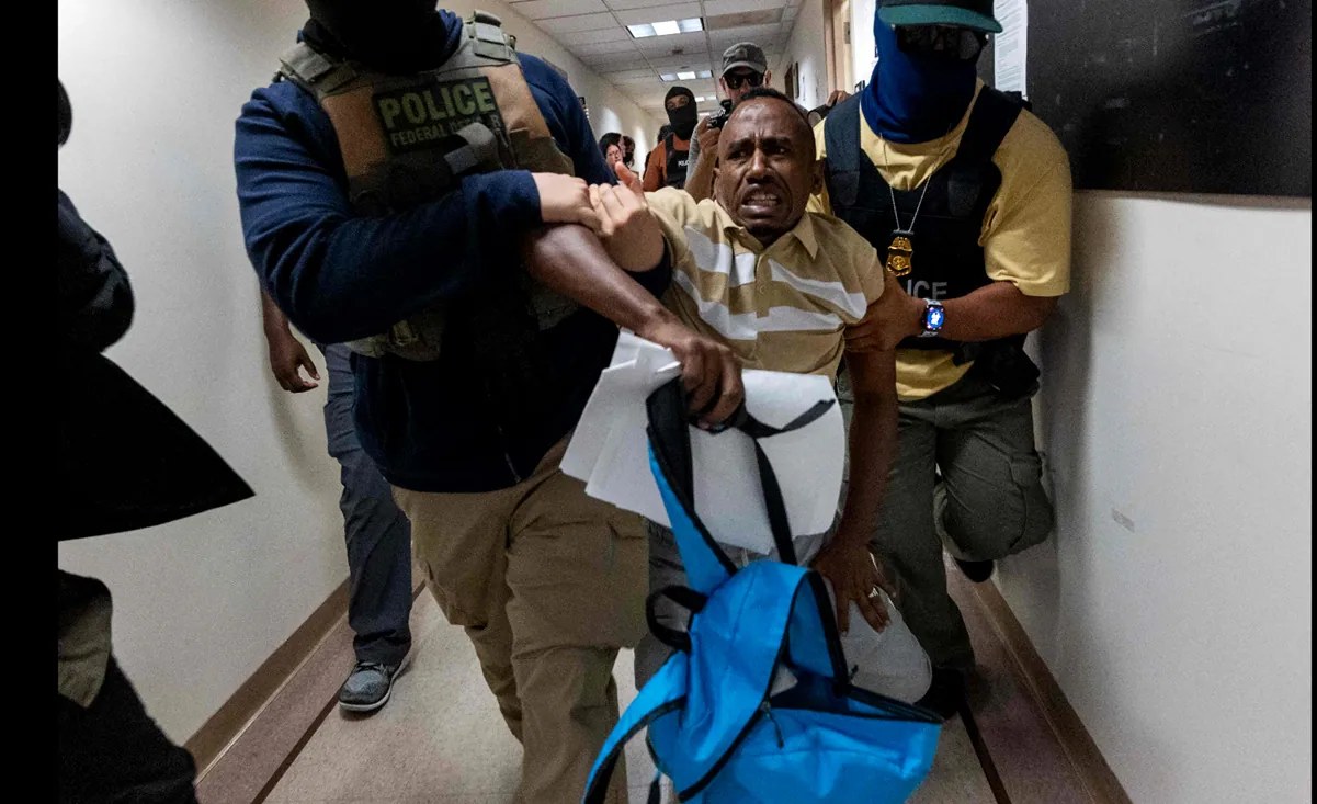 Juez federal prohíbe arrestos de migrantes en tribunales