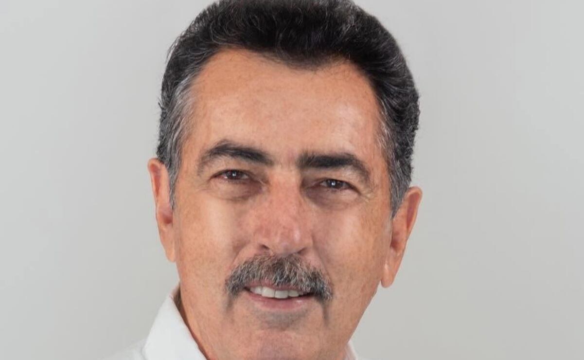 Javier Lamarque se registra para encuesta de Morena en Sonora