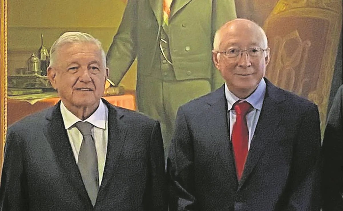 Ken Salazar publica libro con críticas a AMLO y Trump