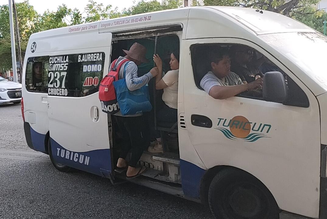 Largas filas y sobrecupo saturan transporte en Cancún