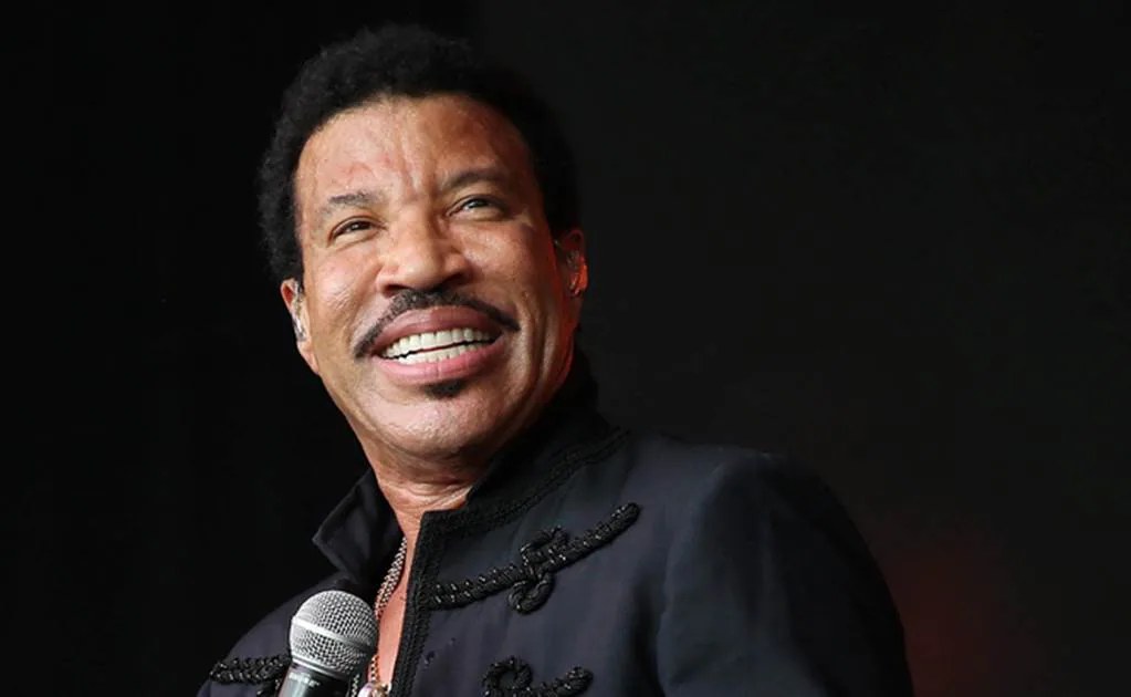 Lionel Richie suspende concierto en Minnesota por malestar