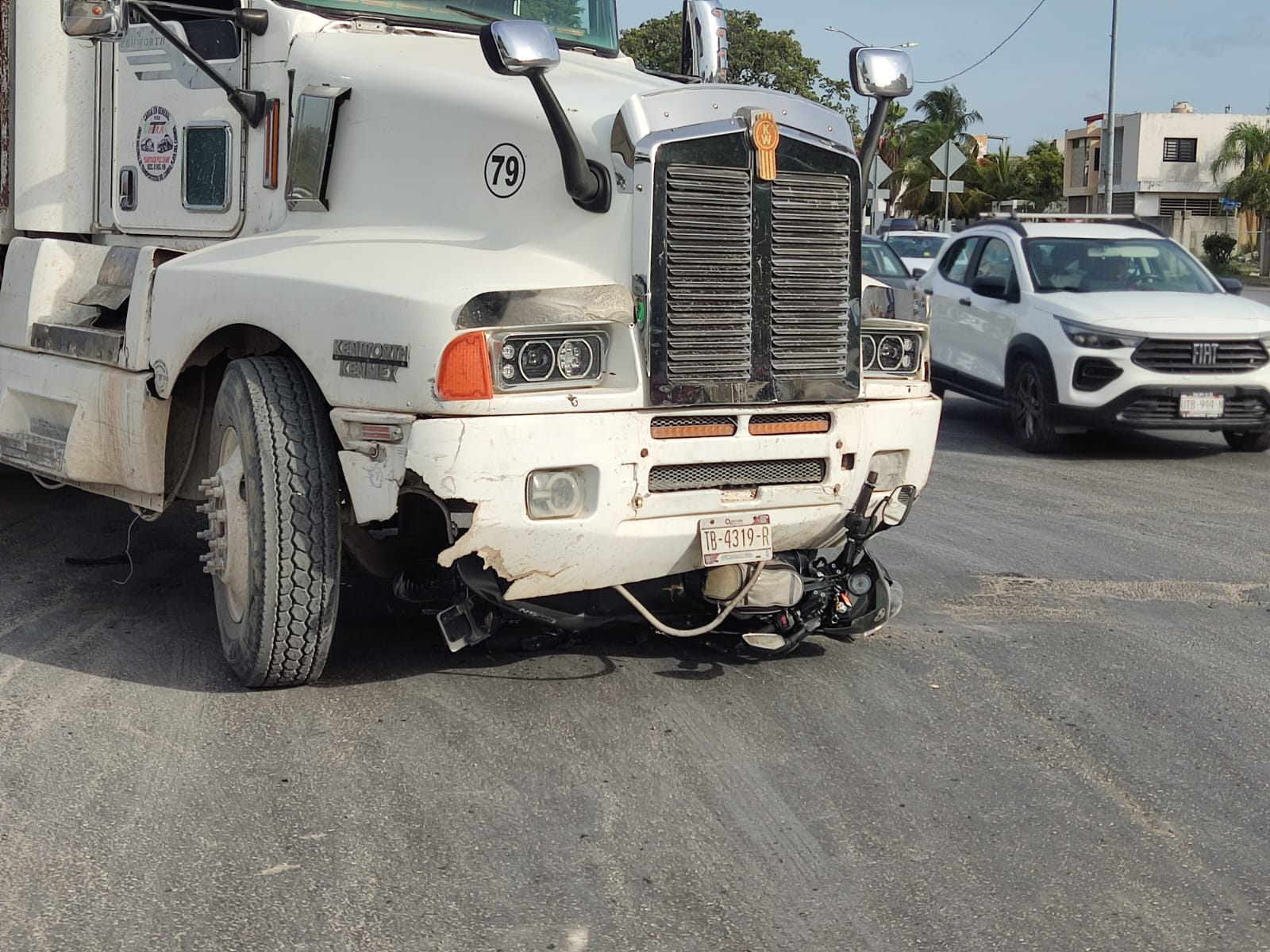 Volquete aplasta motocicleta en Playa del Carmen