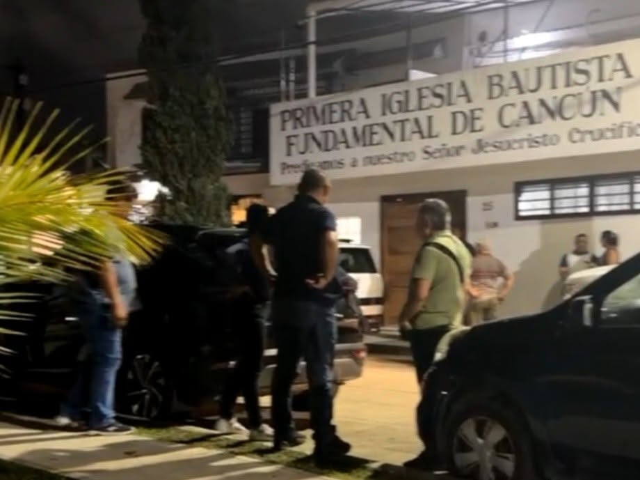 Asalto armado en templo de Cancún deja víctimas y robo de auto