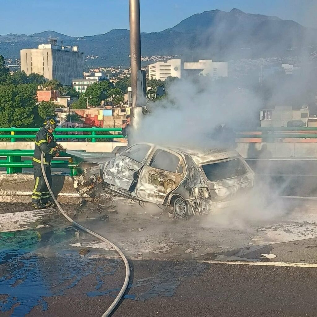Muere conductor tras choque e incendio en Periférico Sur