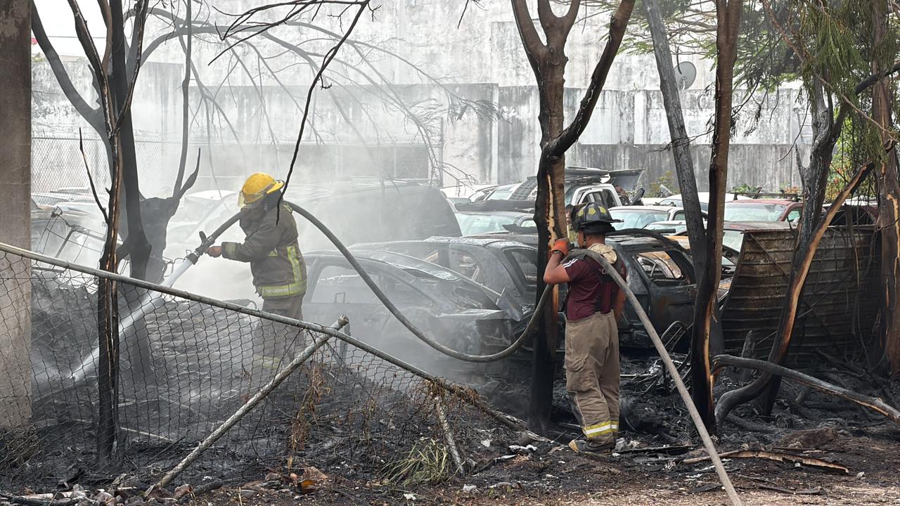 Incendio consume 15 vehículos en deshuesadero de Cancún