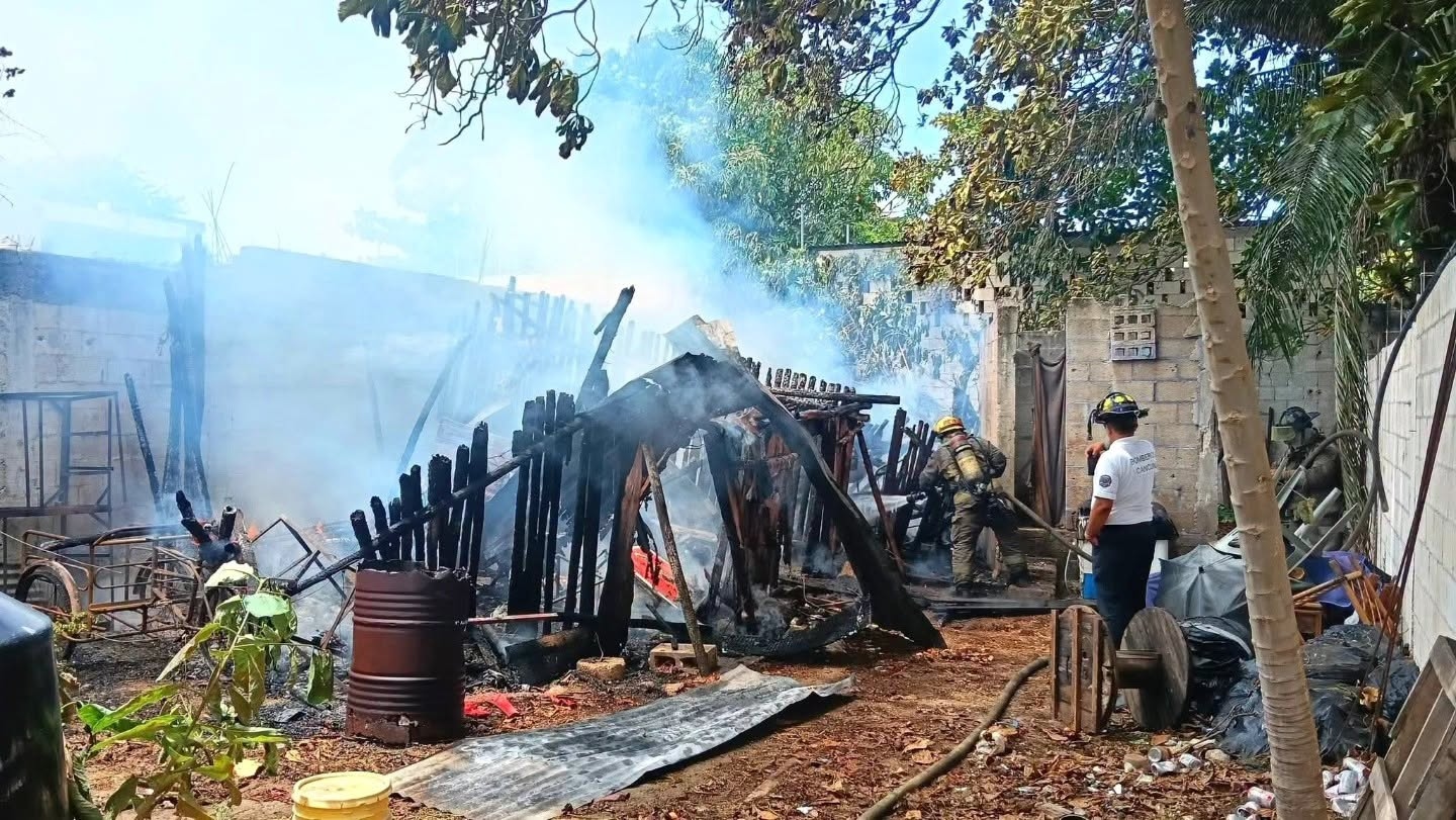 Bomberos apagan incendio en palapa abandonada en Cancún