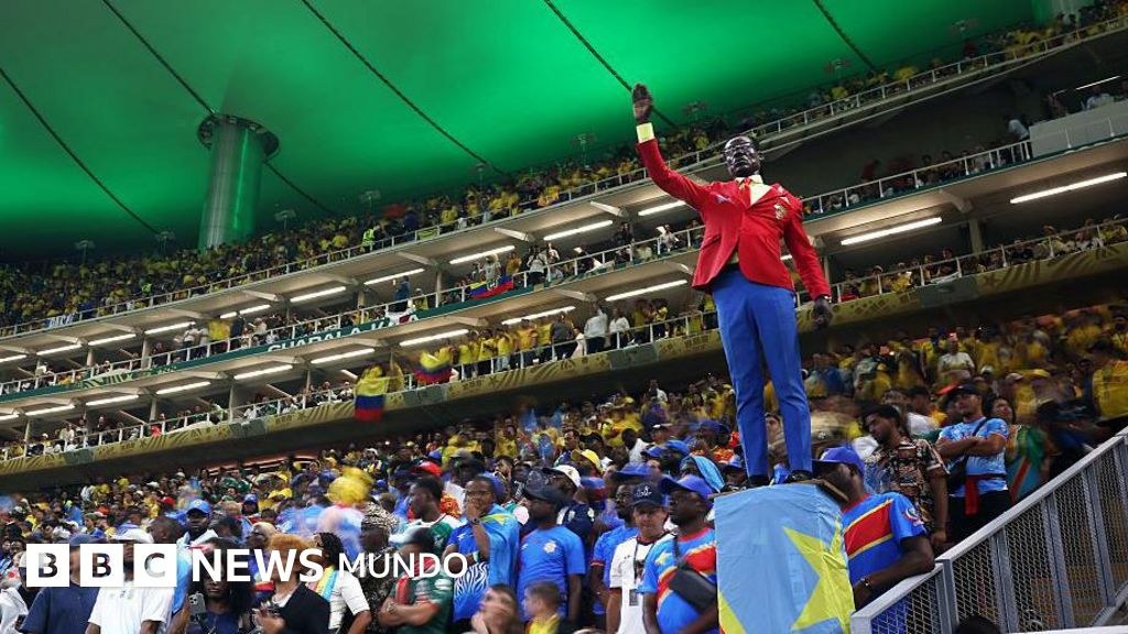 Hincha congoleño destaca como estatua viviente en Mundial