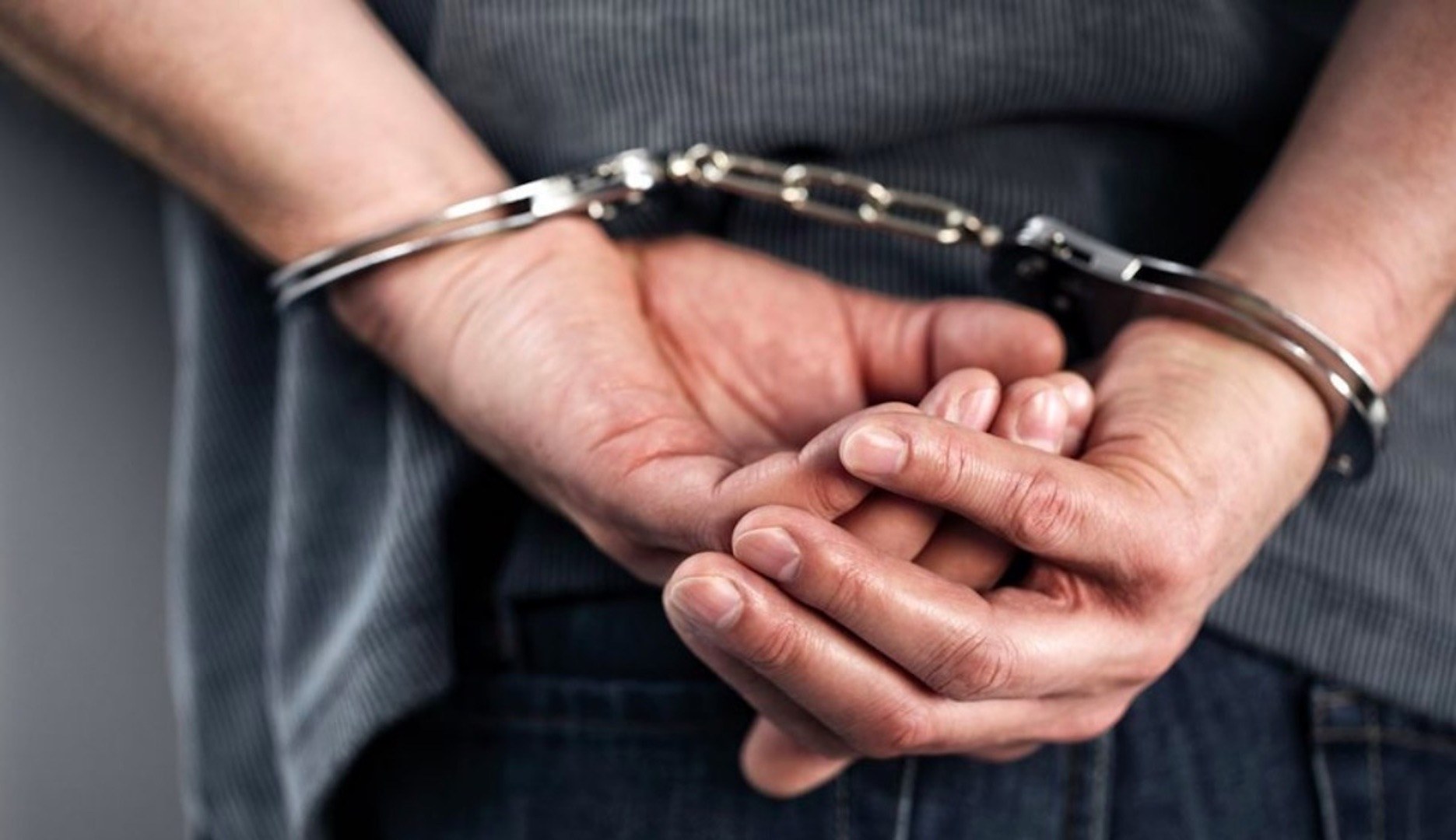 01_hombre-detenido-con-esposas.jpg