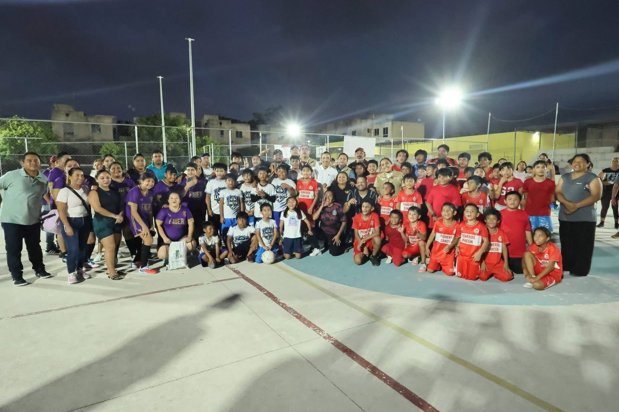 Encienden nueva iluminación en canchas de Cancún