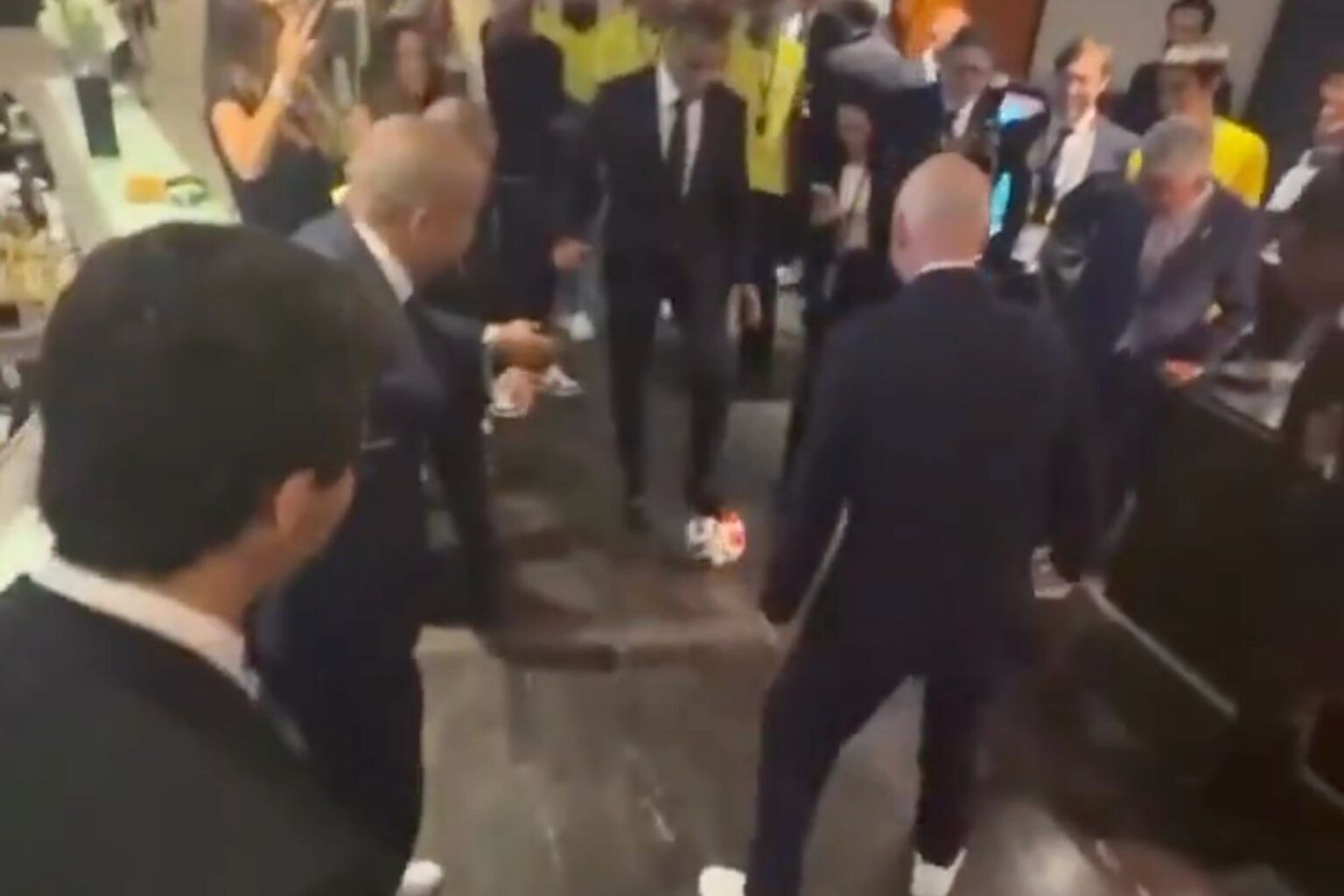 Leyendas de Brasil desafían a Infantino en juego del torito
