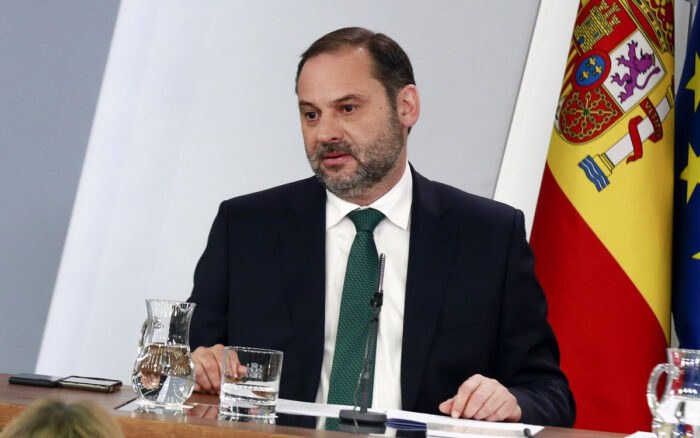 Exministro español condenado por compra irregular de cubrebocas