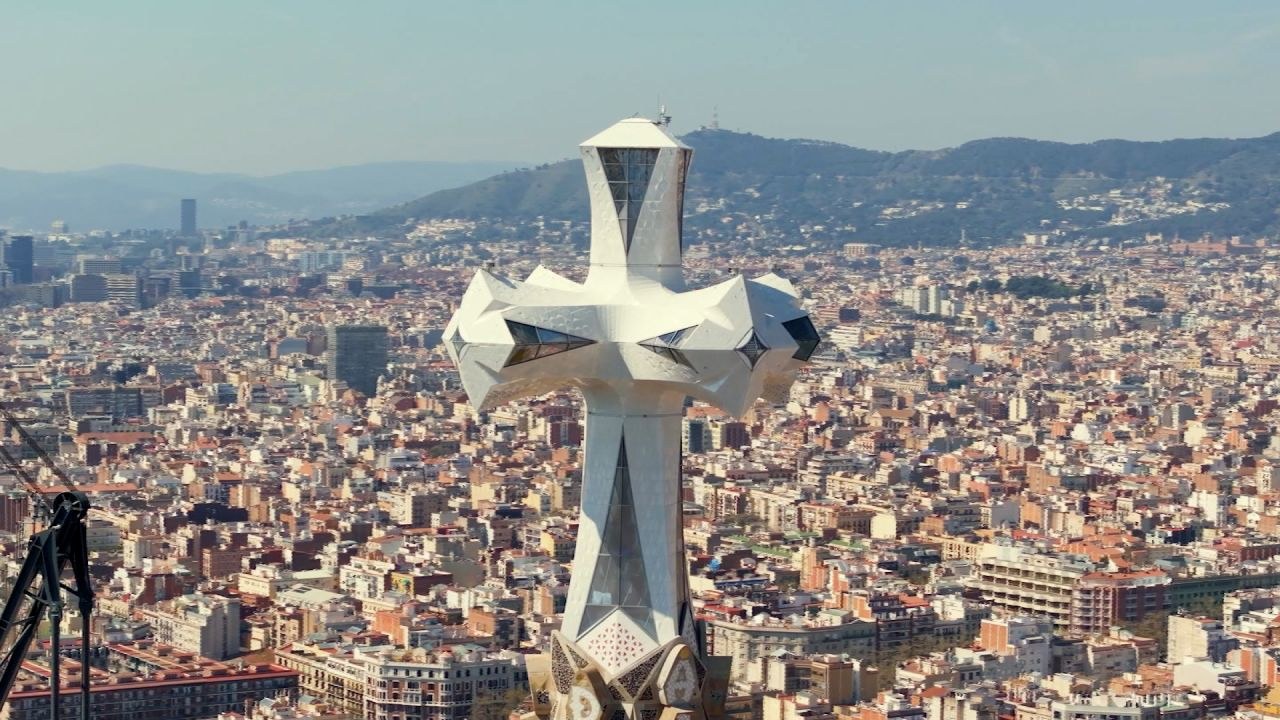 Sagrada Familia alcanza altura máxima con Torre de Jesucristo