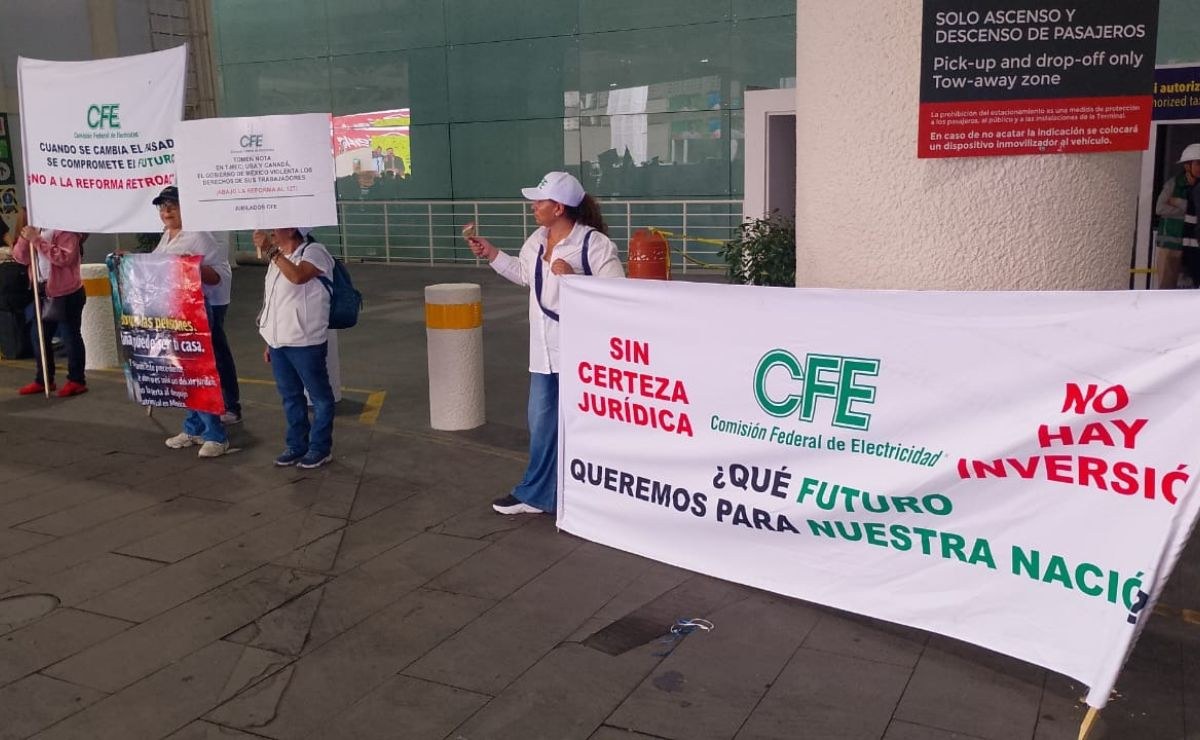 01_manifestacion-de-jubilados-en-el-aicm.jpg