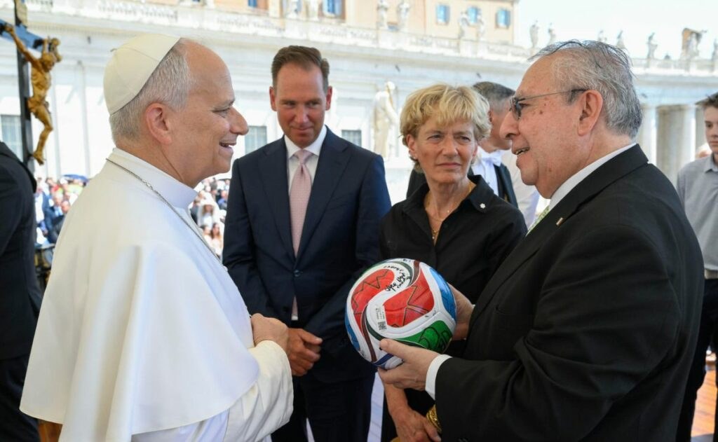 Papa León XIV recibe balón oficial del Mundial 2026