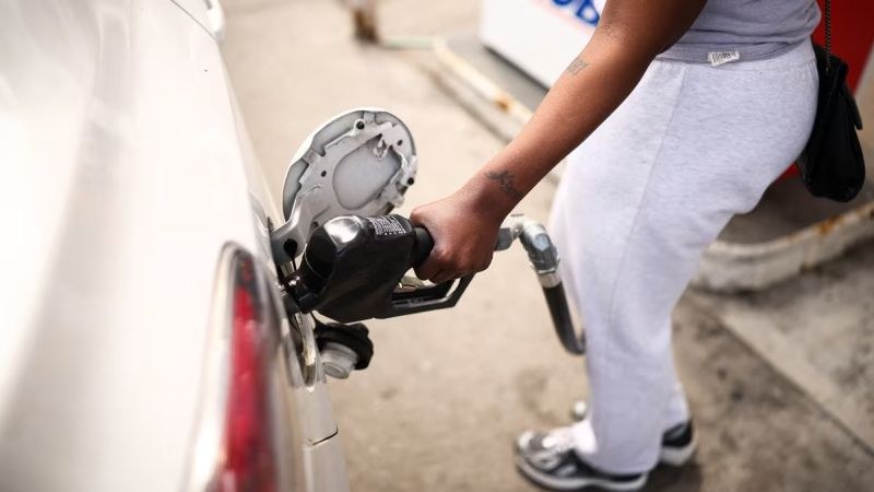 Precio de gasolina en EE.UU. cae por debajo de 4 dólares